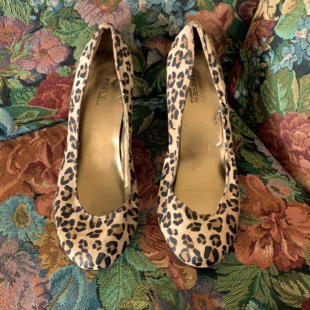 Gently worn very cute cheetah print shoes size 7